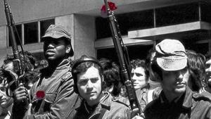 Claveles rojos en los fusiles, en abril de 1974, en las calles de Lisboa.