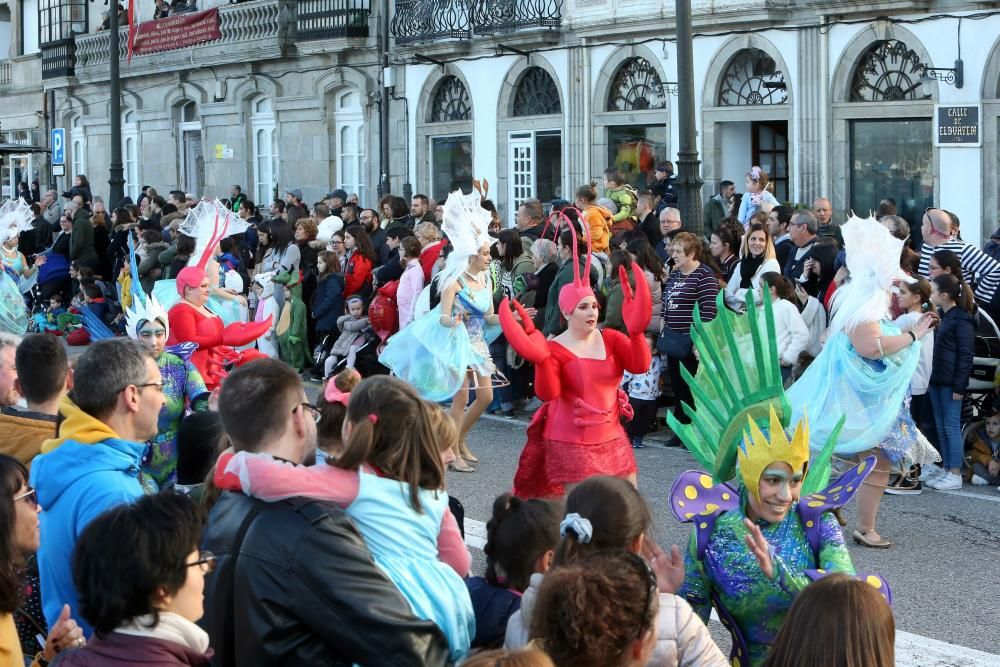 Quince comparsas participan en el desfile por las calles para despedir la fiesta.