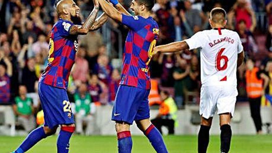 Arturo Vidal y Luis Suárez celebran uno de los cuatro goles del Barça al Sevilla.