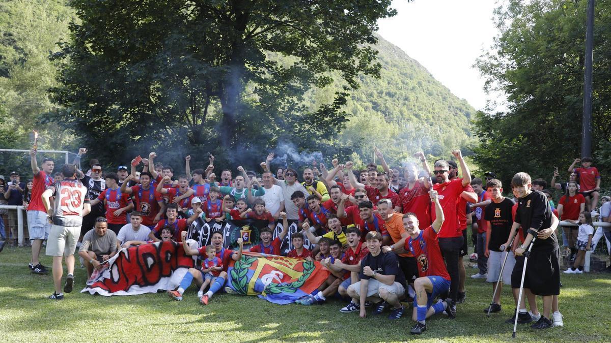EN IMÁGENES: Así han celebrado Condal, Astur y Andés el ascenso a la Tercera Federación de Asturias