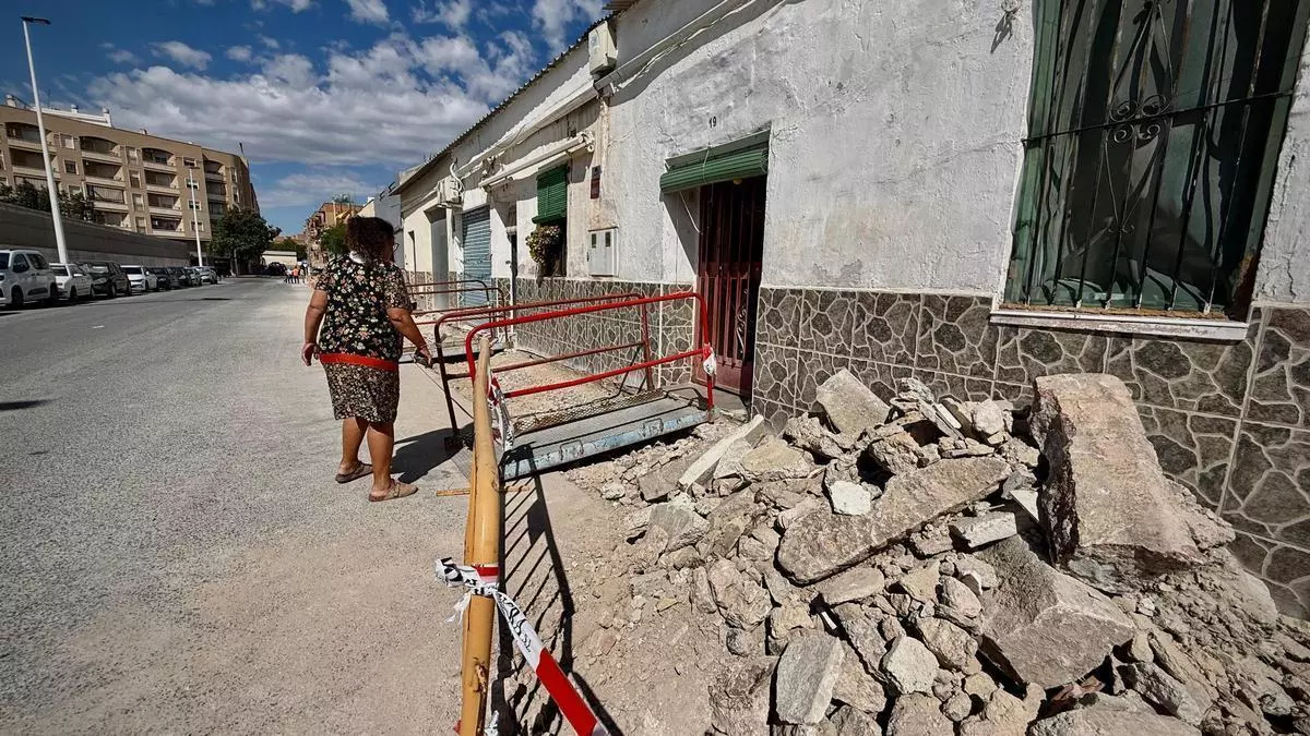 El bipartito de Elche entierra la amenaza de expropiaciones en Carrús y blinda una calle con aceras