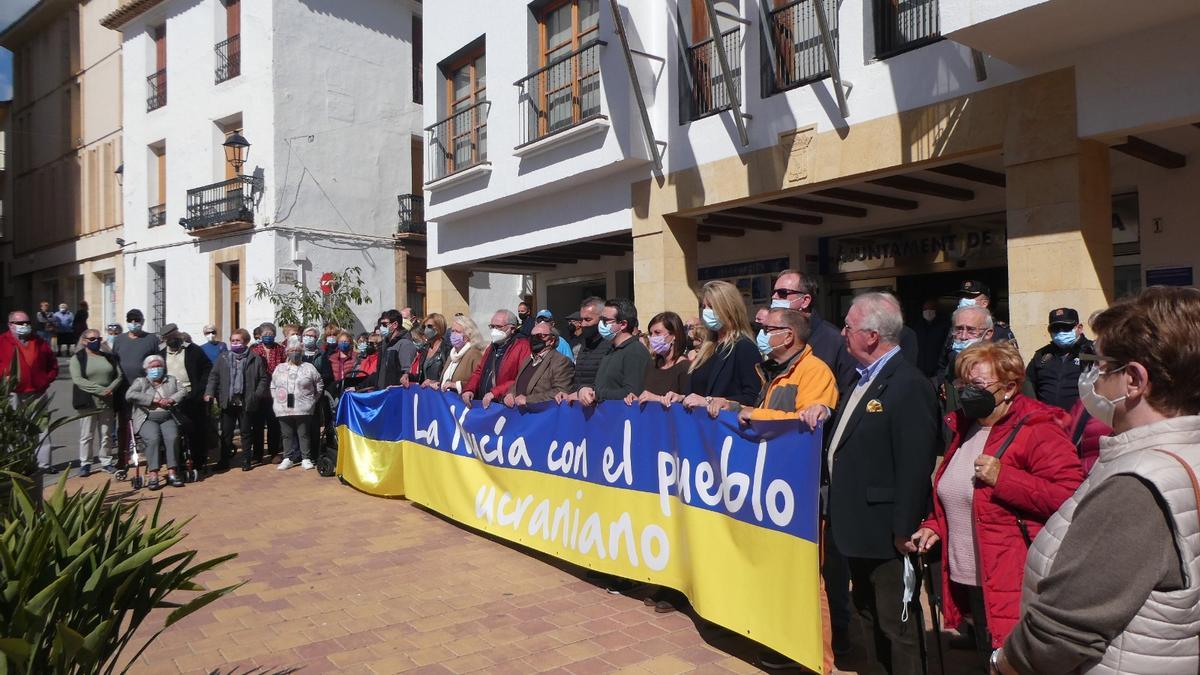 En La Nucía han exhibido una gran lona, que después se ha colgado de la fachada del Ayuntamiento.