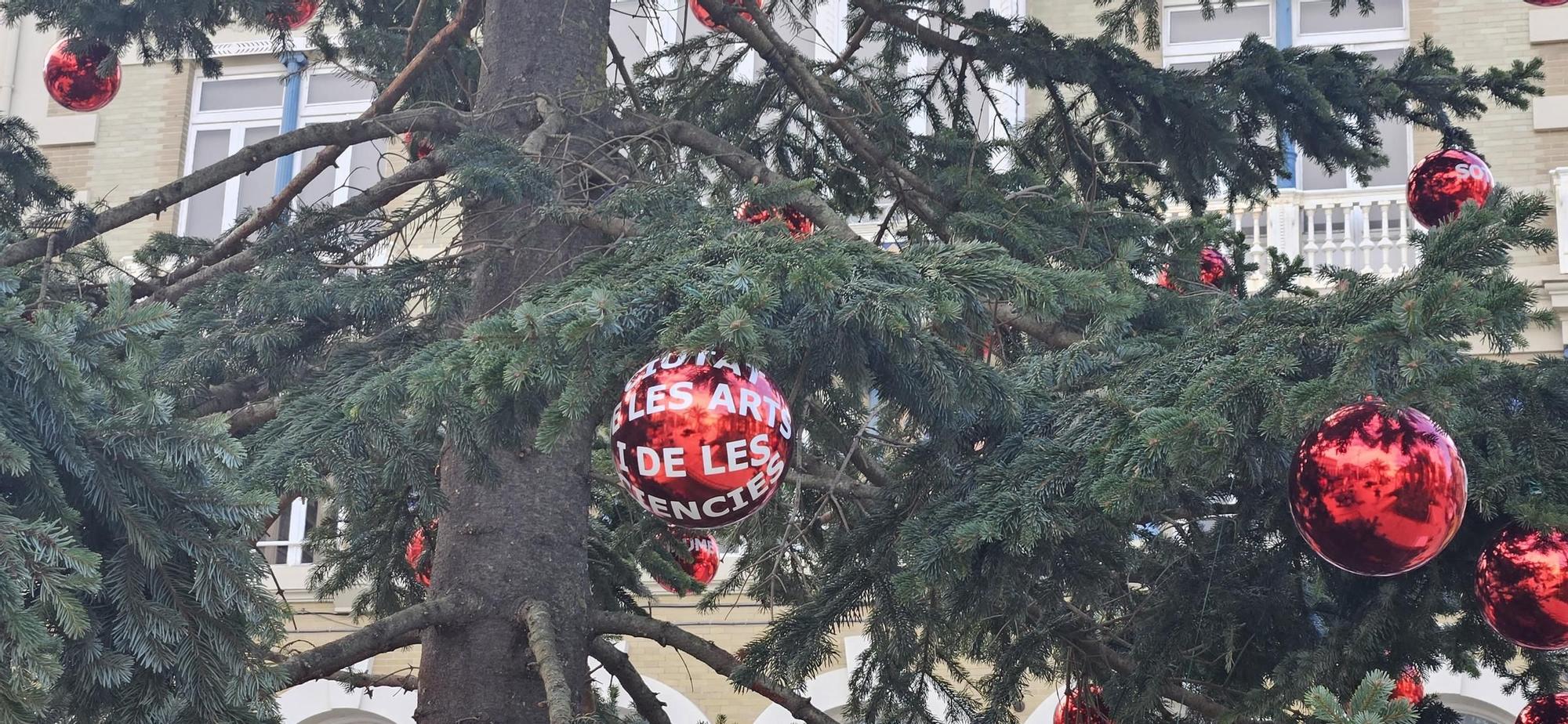 Así es el nuevo "Abeto de los Barrios" de Navidad en el centro de València