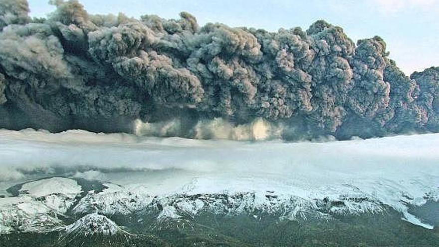 Columna de humo que expulsó el volcán en uno de sus primeros días de erupción.