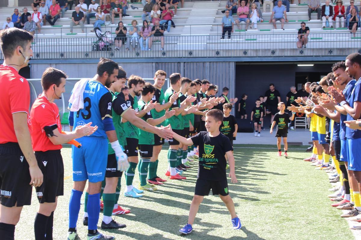 EN IMÁGENES: El pasillo del Hispano a los pequeños del prebenjamín A tras ganar la liga y conseguir el ascenso a Primera