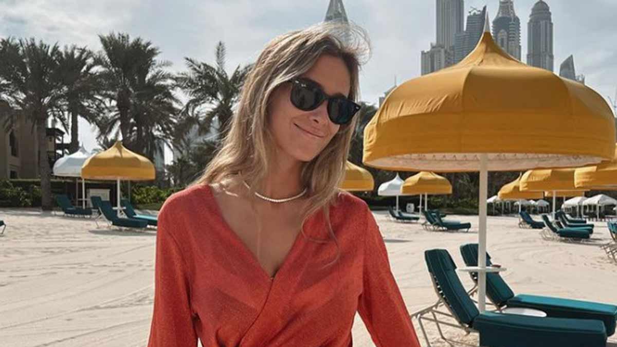 María Pombo con vestido cruzado en Dubai