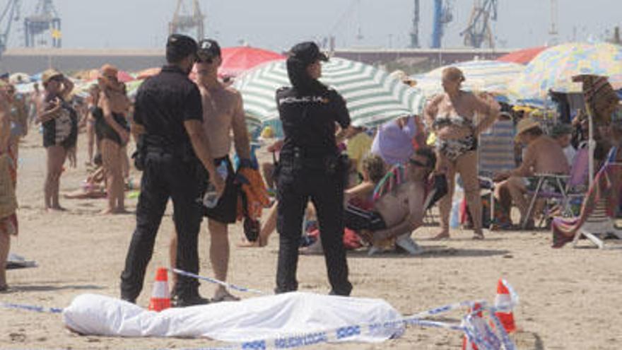 Agentes de la Policía Nacional custodian el cuerpo del fallecido, ayer, en el Port de Sagunt.