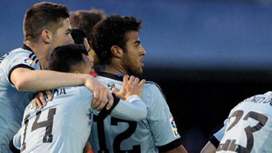 Los jugadores del Celta festejan el gol de Rafinha // EFE