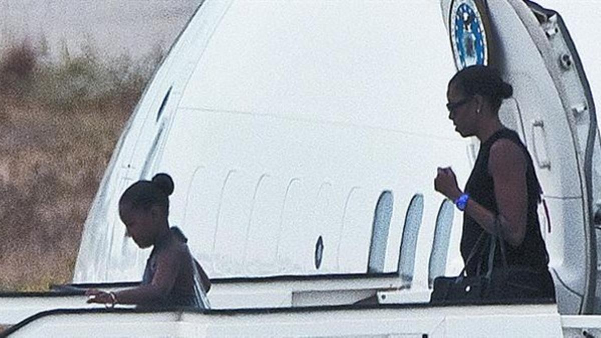 Sasha y Michelle Obama, tras aterrizar en Málaga, ayer. Arriba, durante su visita a Marbella.