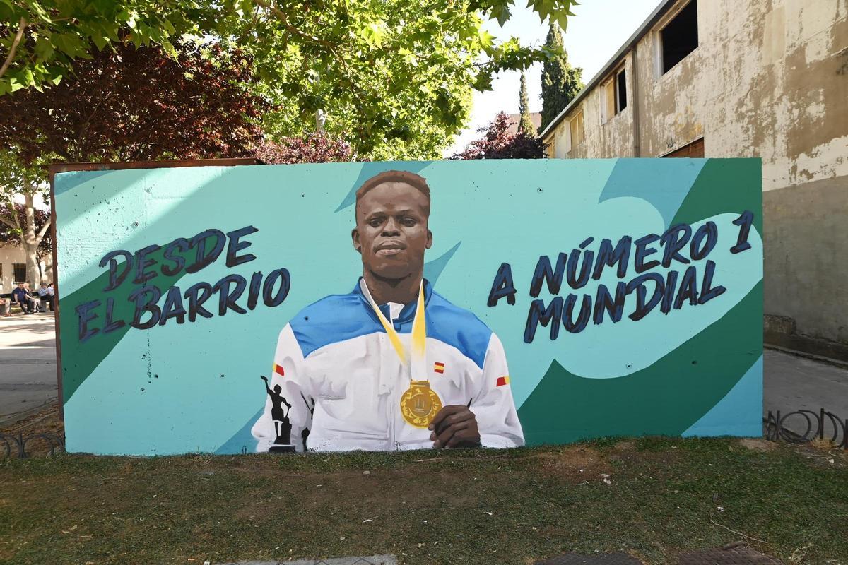 El nuevo mural de Babacar Seck realizado por Pablo Zárate luce ya en el barrio Oliver.