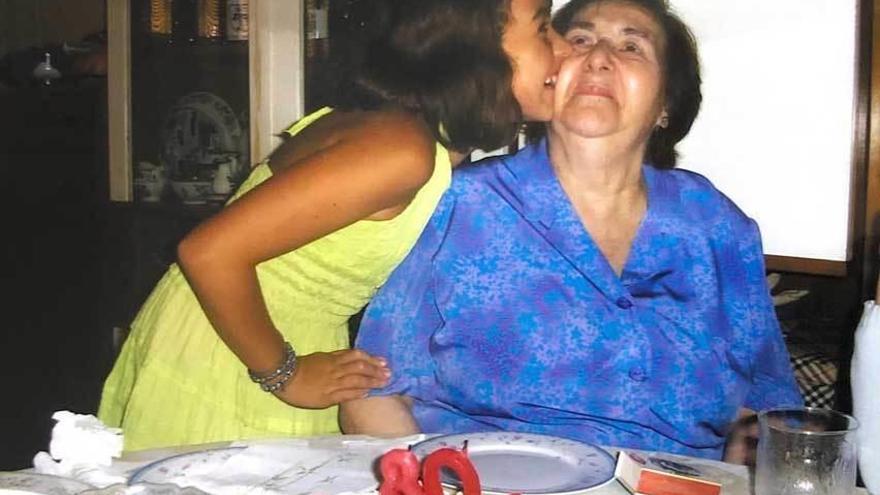 Rosalía Oliver recibe emocionada un beso de su nieta Paula Doce cuando cumplió los 80 años, en 2009.