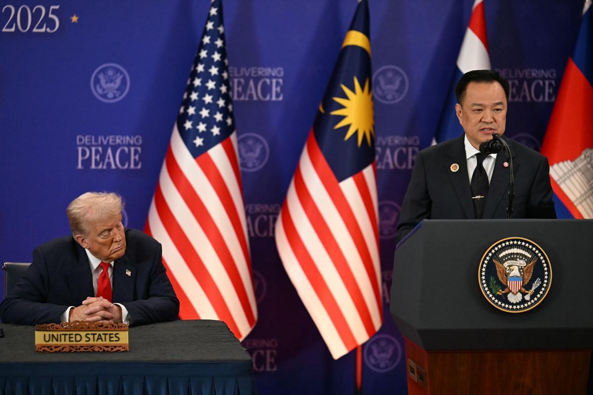 El primer ministro tailandés, Anutin Charnvirakul y el presidente estadounidense, Donald Trump, en la ceremonia en la que los líderes de Tailandia y Camboya firmaron un acuerdo de paz, el 26 de octubre.