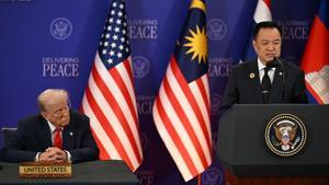 El primer ministro tailandés, Anutin Charnvirakul y el presidente estadounidense, Donald Trump, en la ceremonia en la que los líderes de Tailandia y Camboya firmaron un acuerdo de paz, el 26 de octubre.