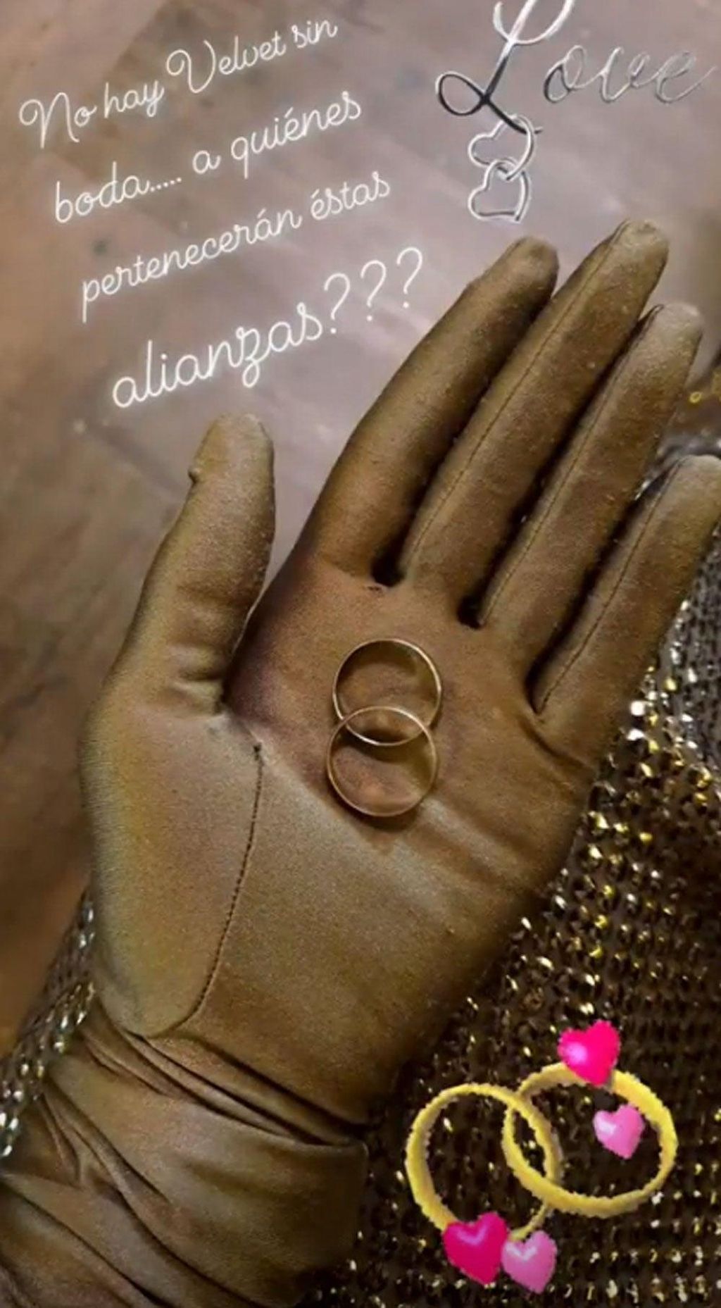 Paula Echevarría muestra unas alianzas durante del rodaje de 'Velvet'.