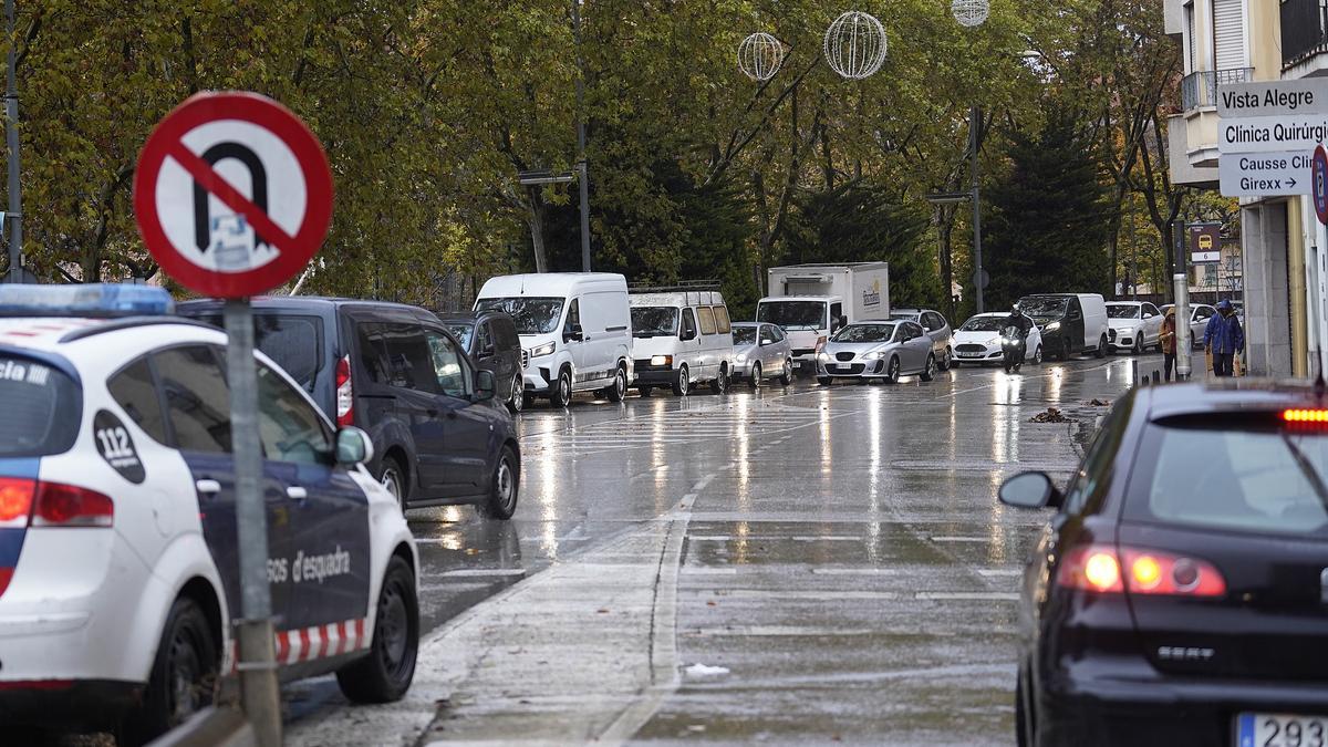 Tallat l'accés al carrer del Carme per protestar contra uns desnonaments