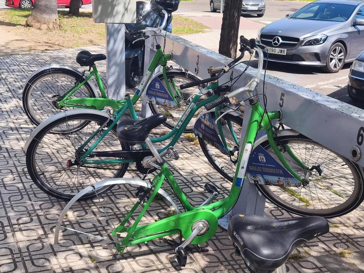 Bicicletas en Pardaleras a las que le faltan un asiento y una rueda.