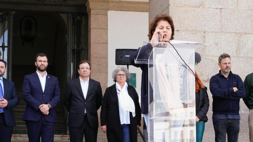 Minuto de silencio en Cáceres contra la violencia machista con asistencia de Vara