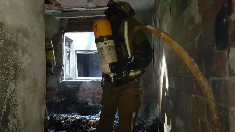 Cien vecinos desalojados por un incendio en una casa de Calp