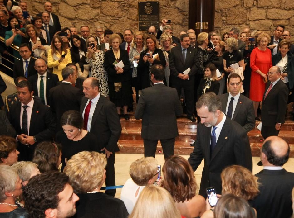 Salida de los Reyes, saludando a la gente, del concierto de los Premios Princesa