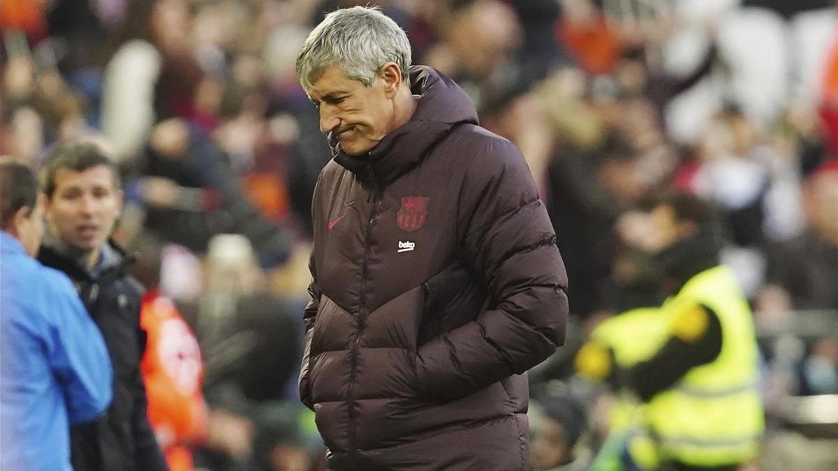 Quique Setién, preocupado en Mestalla donde encajó su primera derrota como técnico del Barça.