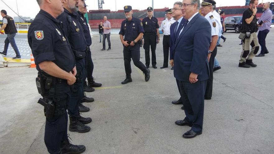 El ministre de l&#039;Interior, Juan Ignacio Zoido, al costat del delegat del govern espanyol a Catalunya, Enric Millo, amb els agents de la policia nacional