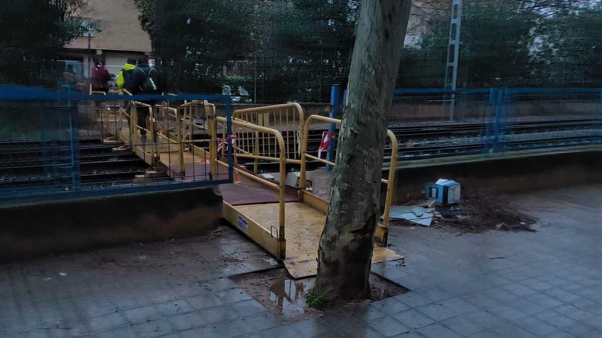 La pasarela provisiona acaba justo delante de un árbol.