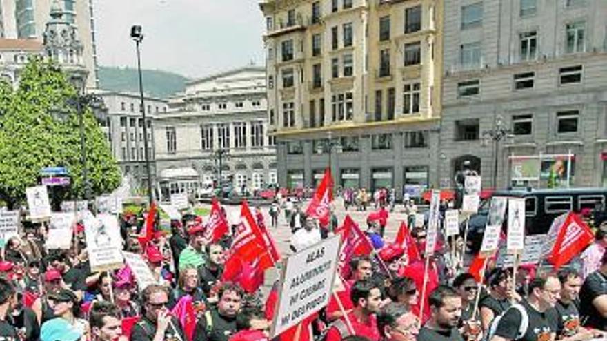 Trabajadores de Alas, en Oviedo en su marcha a pie desde Langreo.