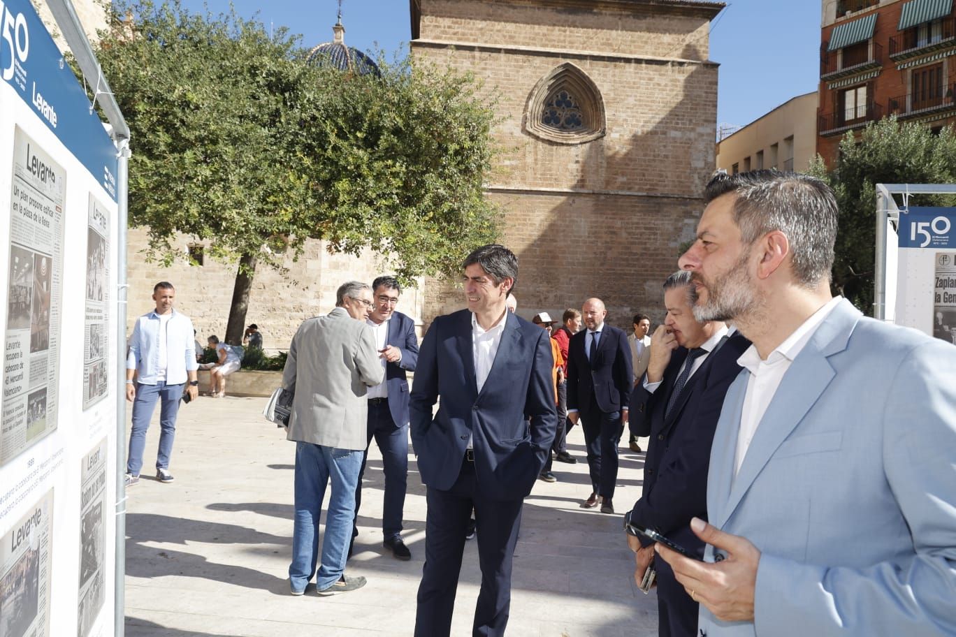 Levante-EMV expone 150 portadas para la historia en la plaza de la Reina