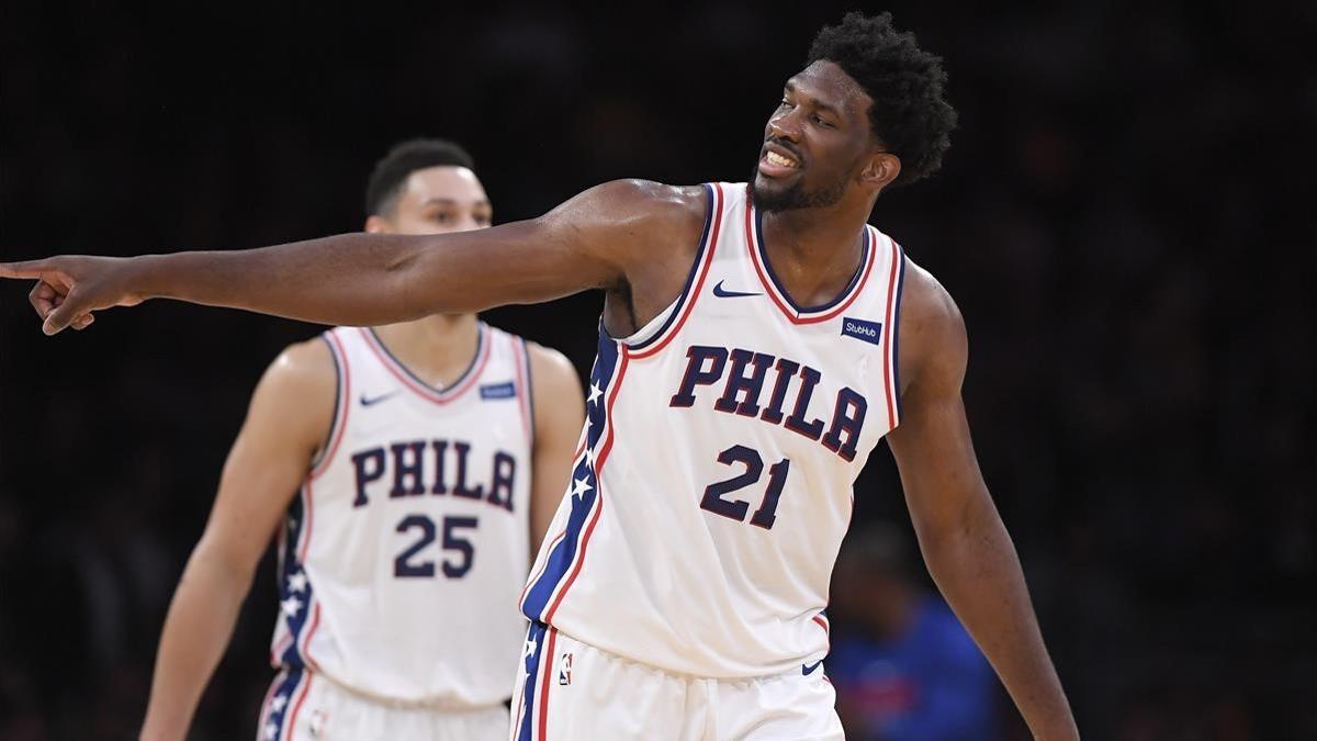 Joel Embiid celebrando una de sus canastas ante Los Lakers