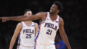 Joel Embiid celebrando una de sus canastas ante Los Lakers