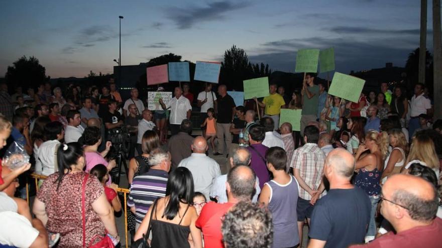 Protesta vecinal  tras la tala de 200 árboles en las obras de la ronda central