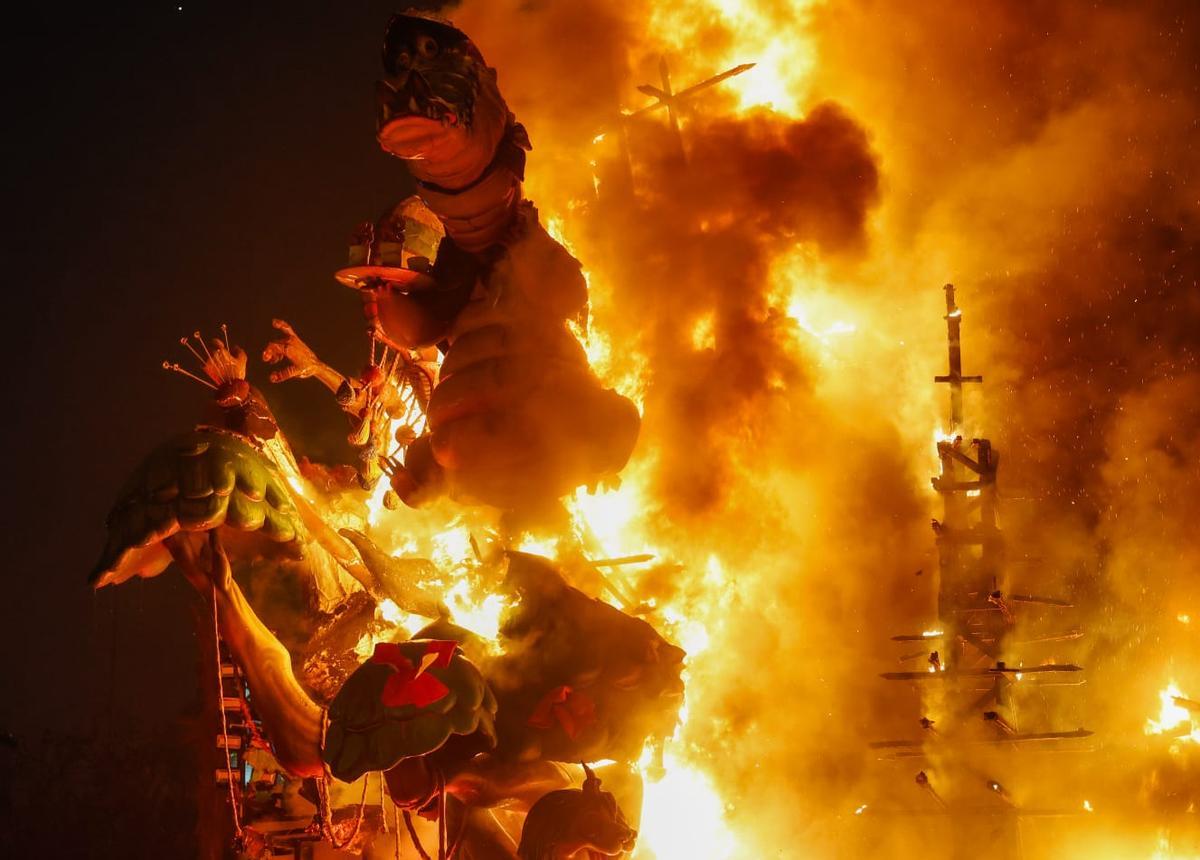 La Cremà de la falla municipal de València, en imágenes