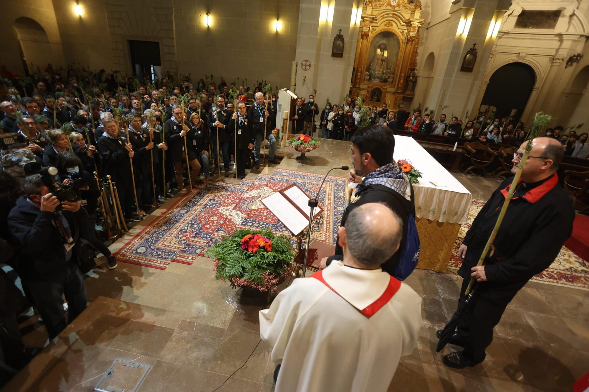 Miles de alicantinos acompañan a la Santa Faz en su peregrinación pese a la lluvia