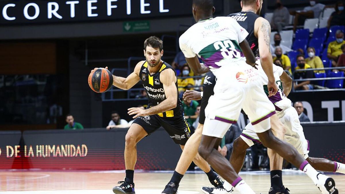 Bruno Fitipaldo intenta sortear a un rival en el primer partido contra los malagueños.