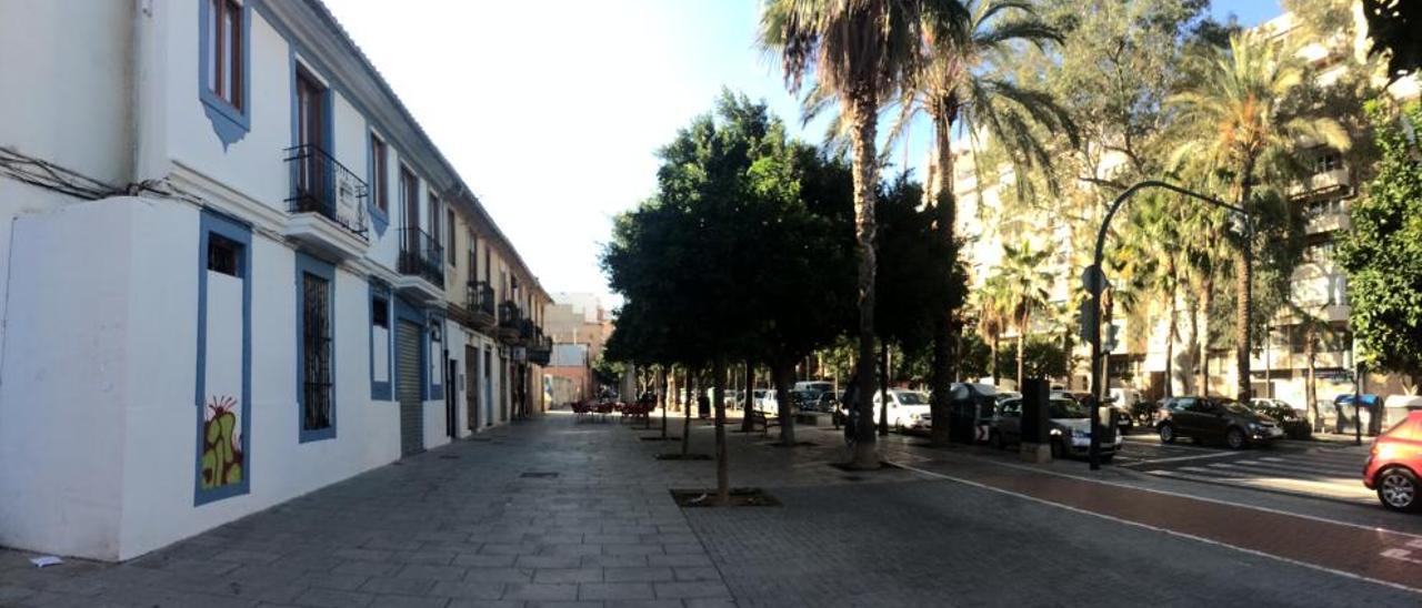 Tramo de la calle Ruaya donde aún se conservan casas bajas.