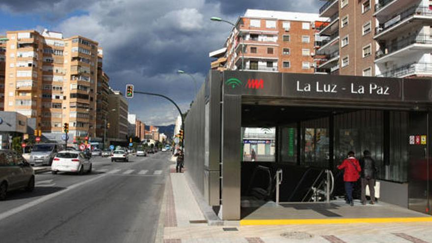 El metro, inaugurado el pasado verano, goza de notable aceptación entre los vecinos del distrito.