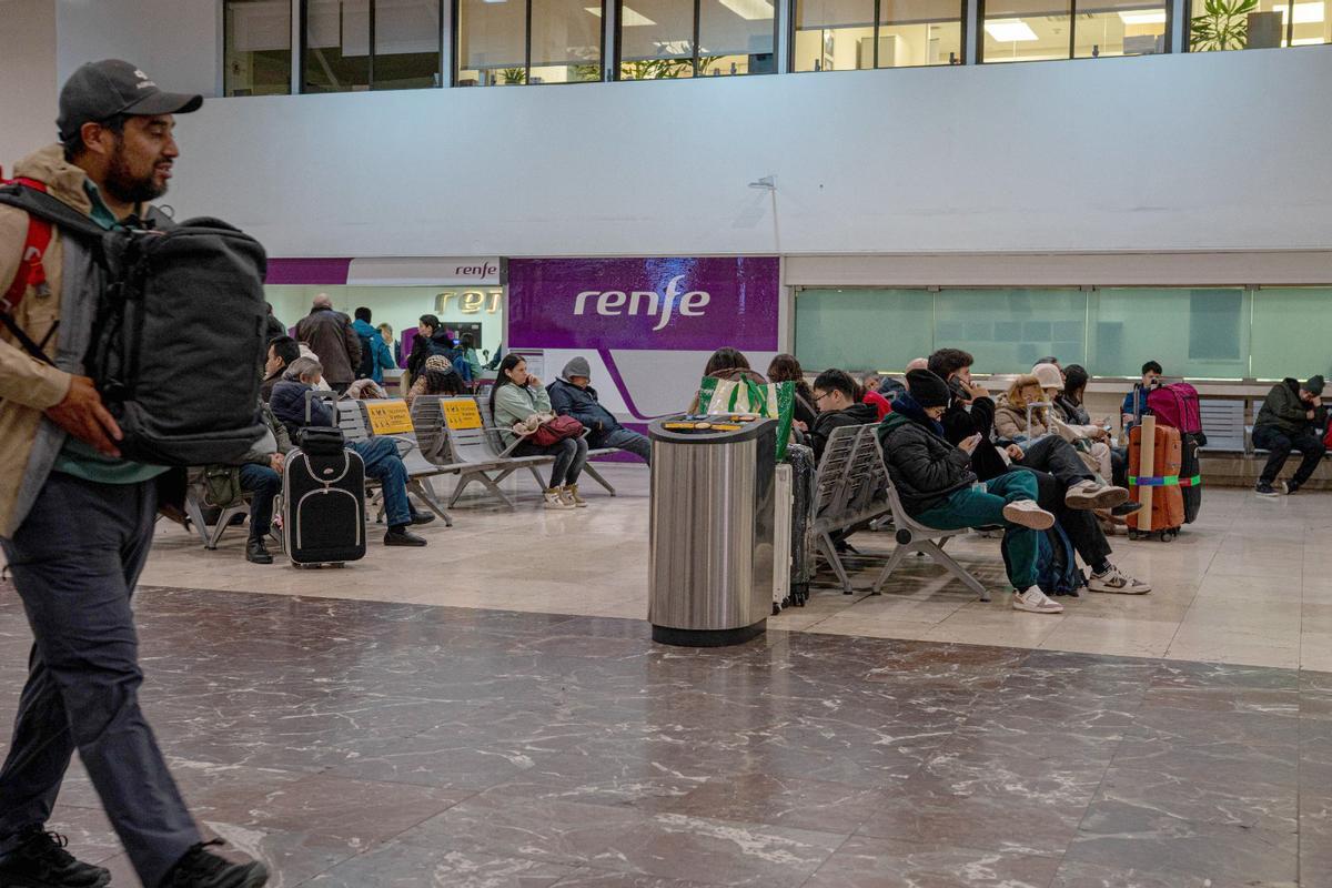 Desconcierto en la estación de Sants tras la suspensión del servicio de Rodalies