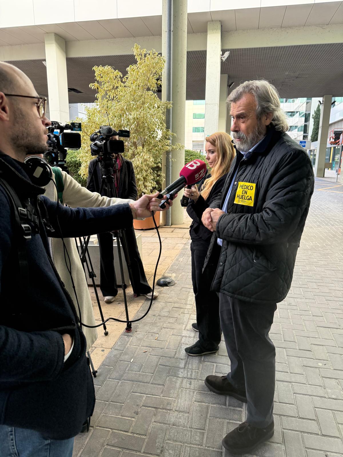 FOTO | Concentraciones de médicos en las puertas de los hospitales de Baleares contra el estatuto marco. FOTO | Concentraciones de médicos en las puertas de los hospitales de Baleares contra el estatuto marco.