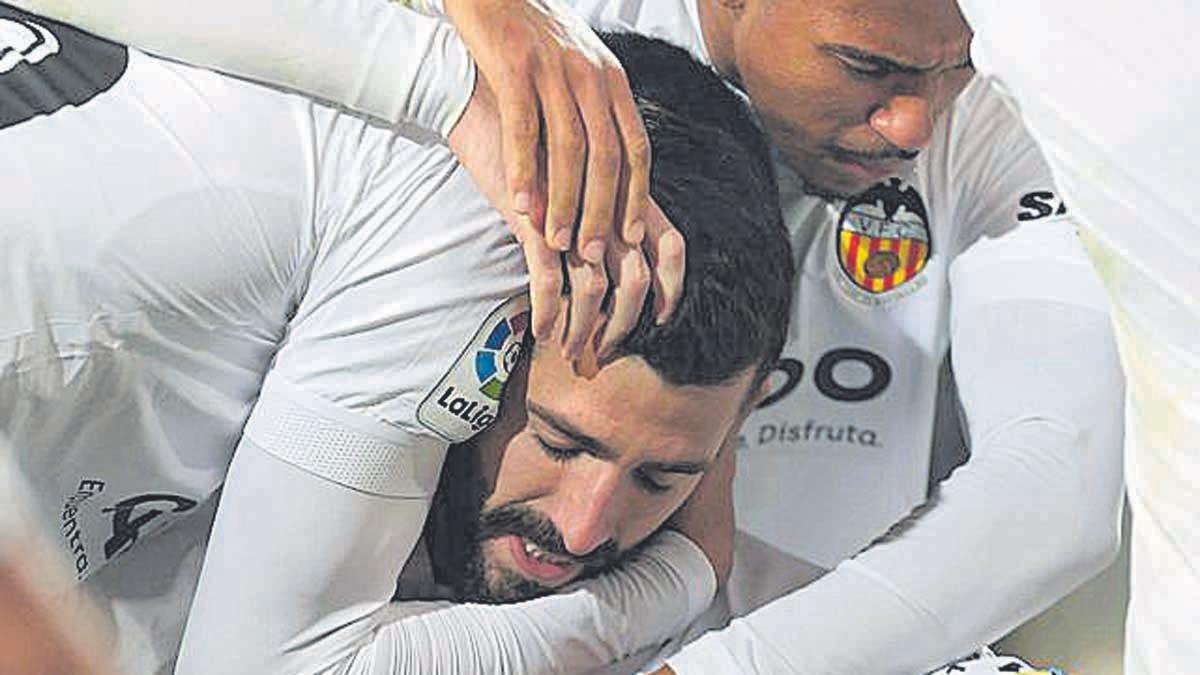 Varios compañeros celebran con Gayà su gol frente al Almería