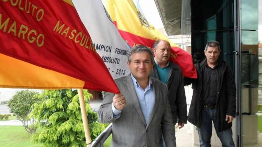 José Fervenza, Lisardo Pérez y Jorge Santomé, en el concello moañés.