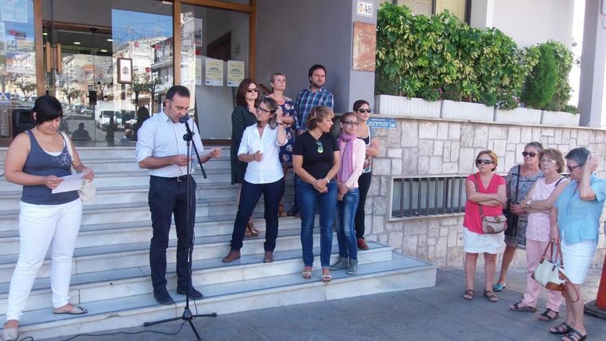 Imagen de la lectura del manifiesto ante el Ayuntamiento