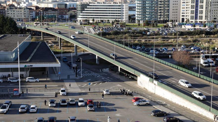 El viaducto de Carlos Marx, con la actual estación de tren a la izquierda. | JUAN PLAZA