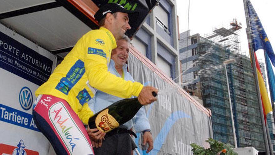 Ángel Vicioso celebra su victoria en Gijón.