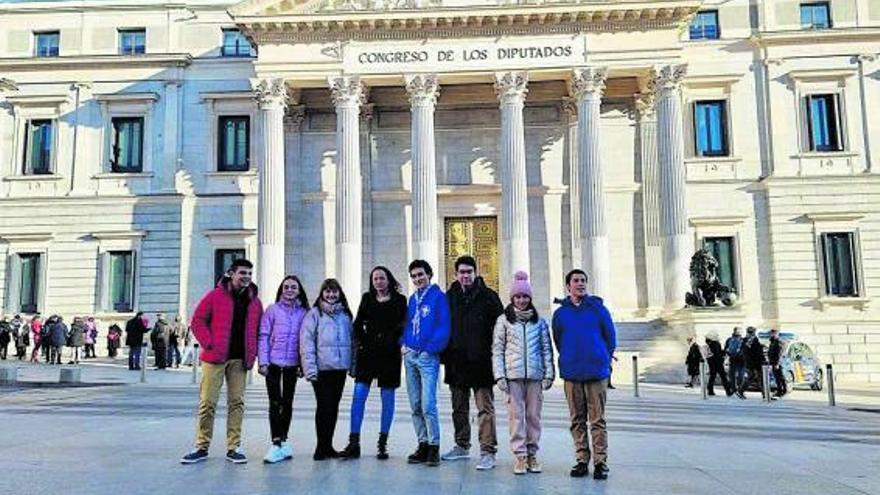 Los adolescentes que participaron en la jornada, frente a la fachada del Congreso.  | EUROPA PRESS