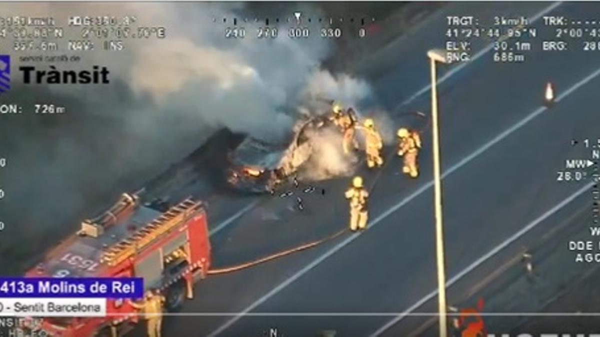 Extinción del vehículo incendiado en la C1413A