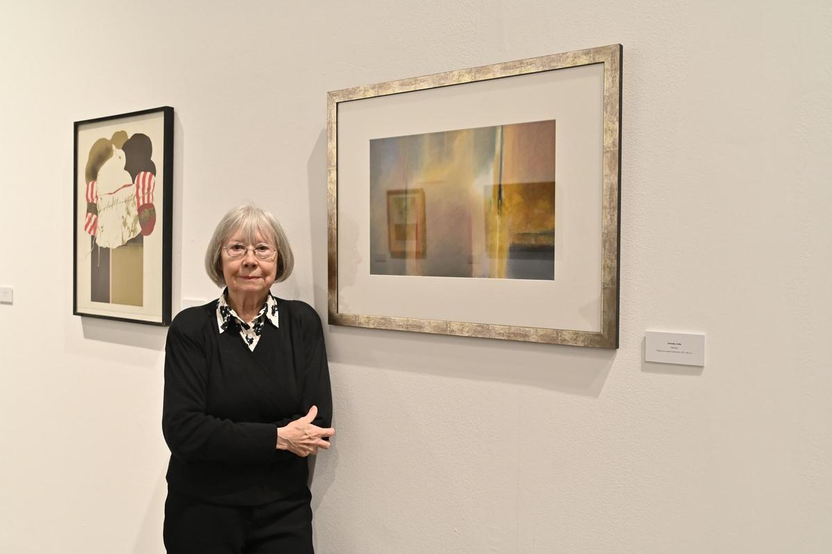 Julia Dorado, posa junto a su obra este martes en la exposición.