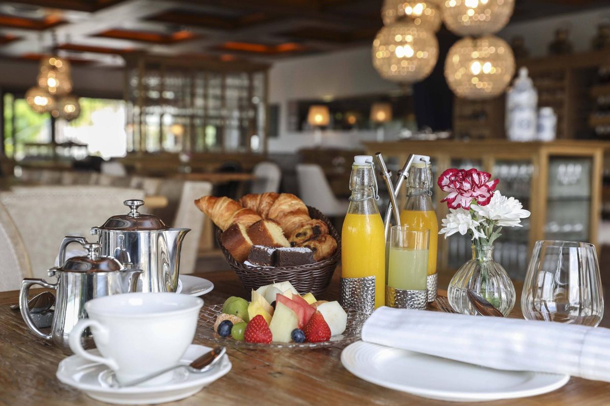 Detalle de un brunch en el comedor