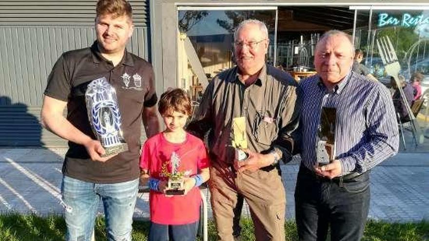 Los ganadores del Campeonato Social de Río Ulla, con trofeos.