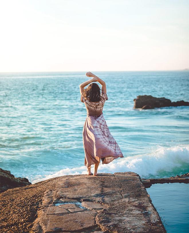 Chica estirando en la playa