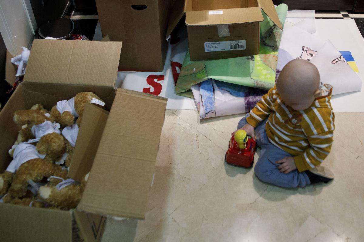 Un niño ucraniano traído por la Fundación Aladina cuando llegó a Madrid.